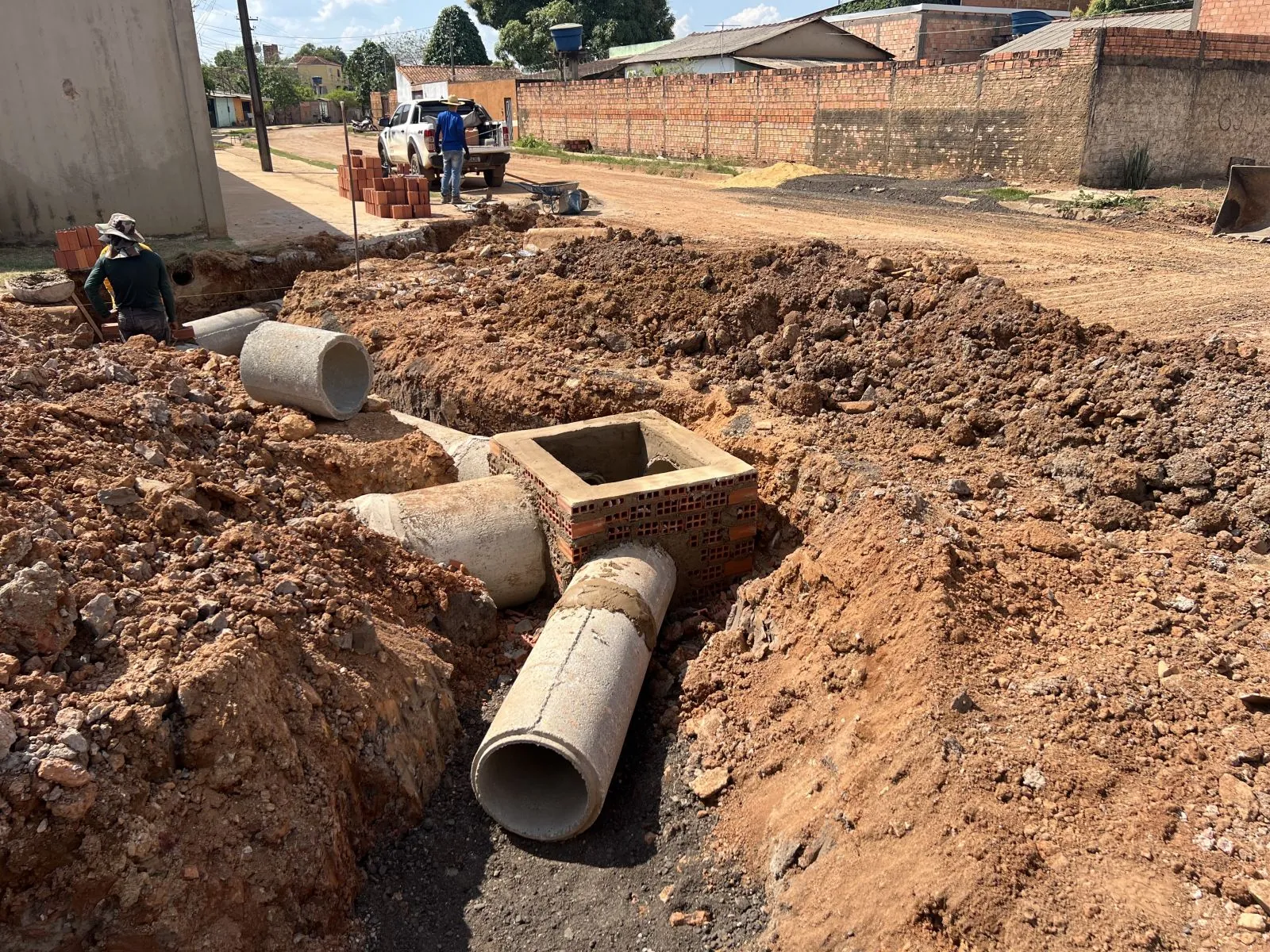 ANTES QUE O INVERNO CHEGUE - Obra de drenagem da Prefeitura avança na Rua Ponto do Coqueiro, em Três Marias 
